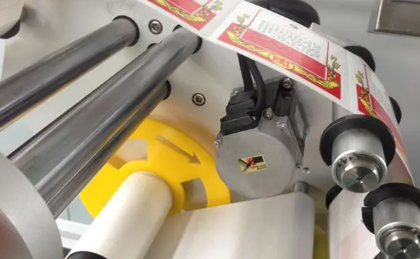 實時打印貼標機,平面貼標機設備,貼標機廠家,高臻智能